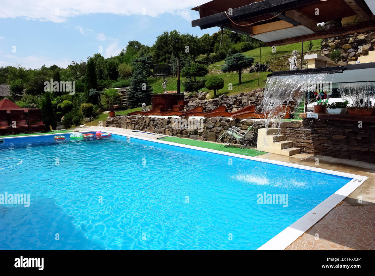 Mala Trna, Presov, Slovacchia - 18 luglio 2014: piscina e di costruire in Mala Trna village, regione di Presov, Slovacchia. Foto Stock