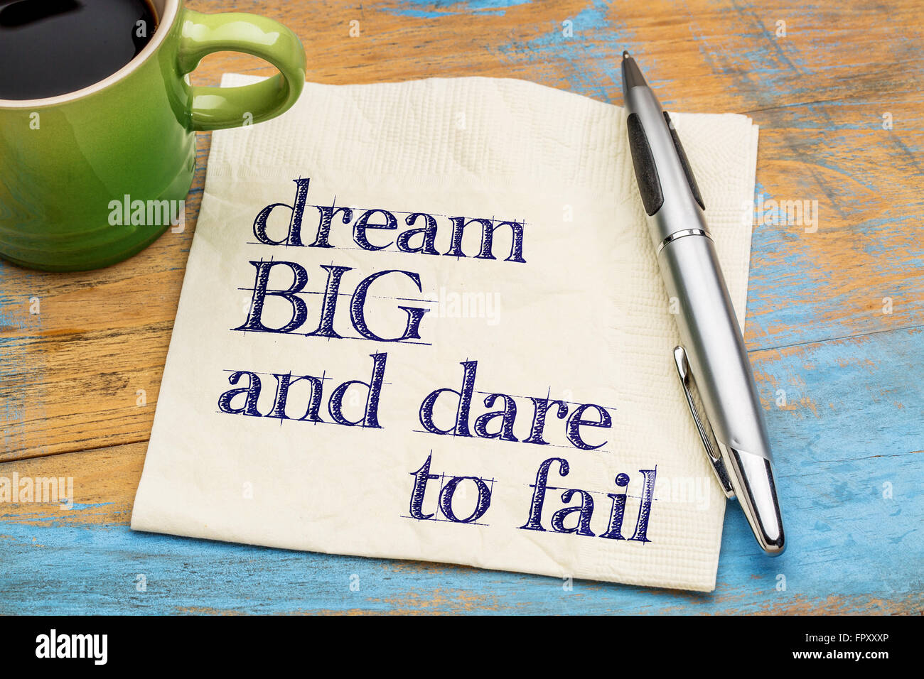Grande Sogno e il coraggio di fallire - motivazionali di una frase su un tovagliolo con una tazza di caffè Foto Stock