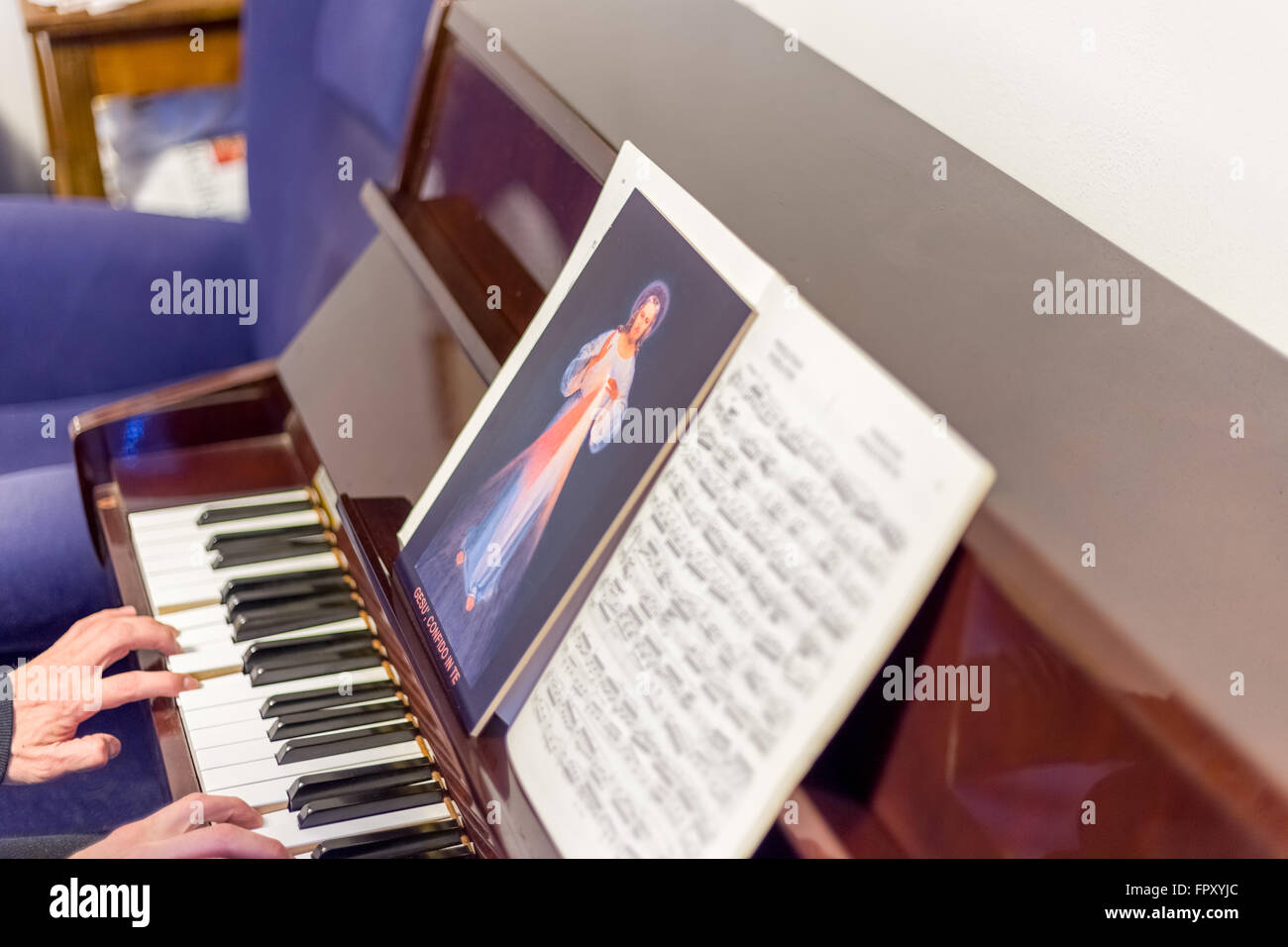 Gesu Misericordioso Icona Sui Punteggi Mentre Il Pianista E Suonare Il Pianoforte Italiano Frase Scritta Su Mezzi Di Fondo Gesu Confido In Te Foto Stock Alamy