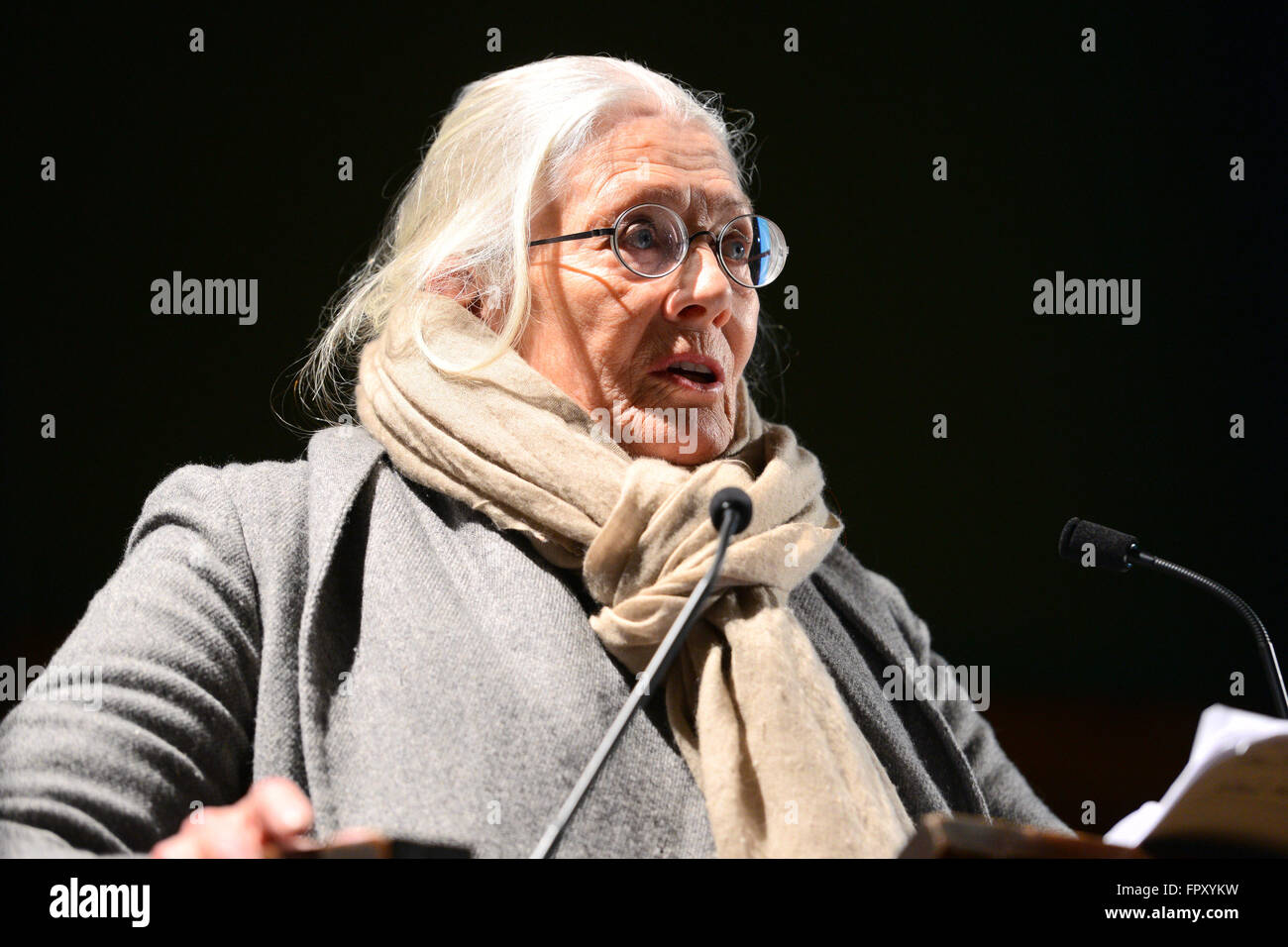 Attrice Vanessa Redgrave e il regista Ken Loach frequentare un rally a Conway Hall di Londra a sostegno del NHS e i medici in formazione che si oppongono alla istituzione di nuovi contratti governativi. Dotato di: Vanessa Redgrave dove: Londra, Regno Unito quando: 17 feb. Foto Stock