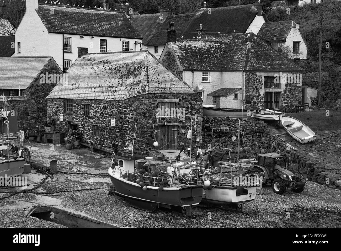 Immagine in bianco e nero Inglese tradizionale con il vecchio villaggio di pescatori Foto Stock