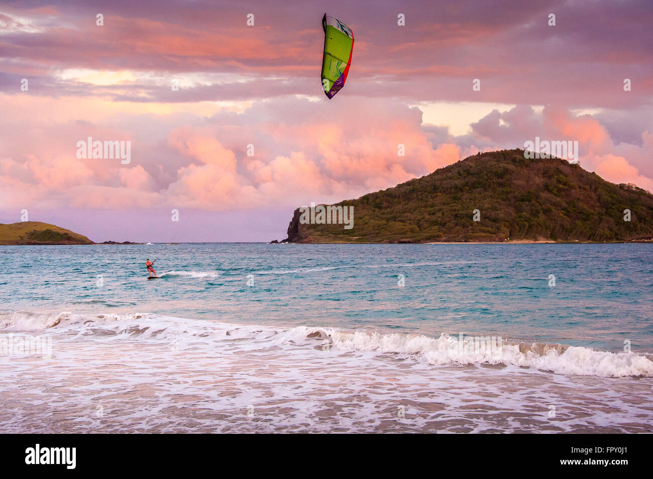 Il kitesurfing tramonto a St Lucia photo©Julia Claxton Foto Stock