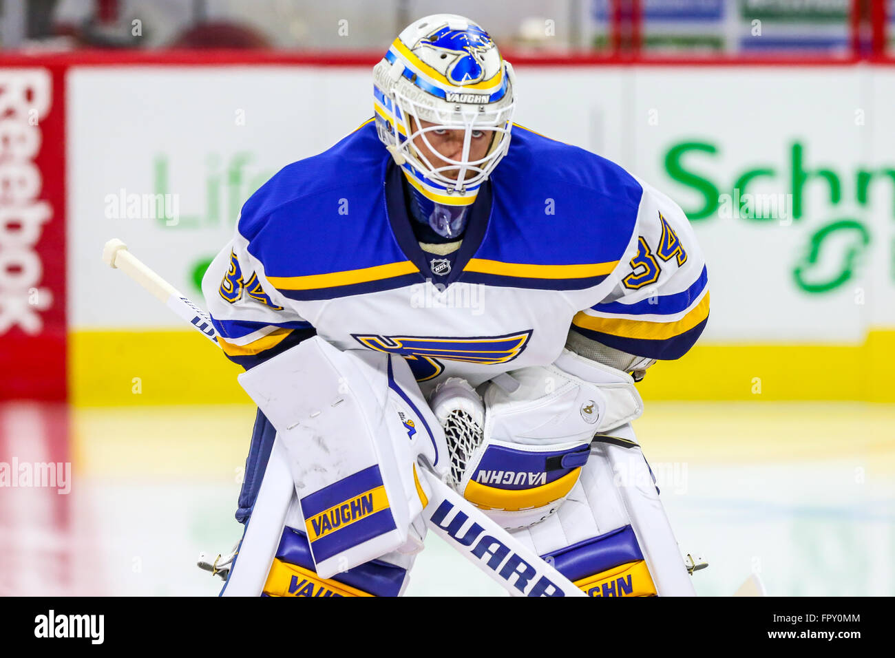 Louis Blues goalie Jake Allen (34) durante il gioco NHL tra la St Louis Blues e Carolina Hurricanes al PNC Arena. Foto Stock