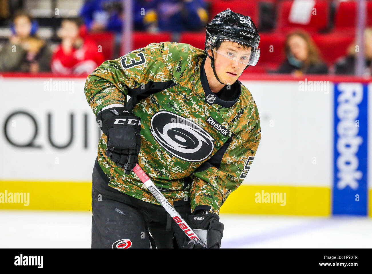 Carolina Hurricanes ala sinistra Jeff Skinner (53) durante il gioco NHL tra la St Louis Blues e Carolina Hurricanes al PNC Arena. Foto Stock