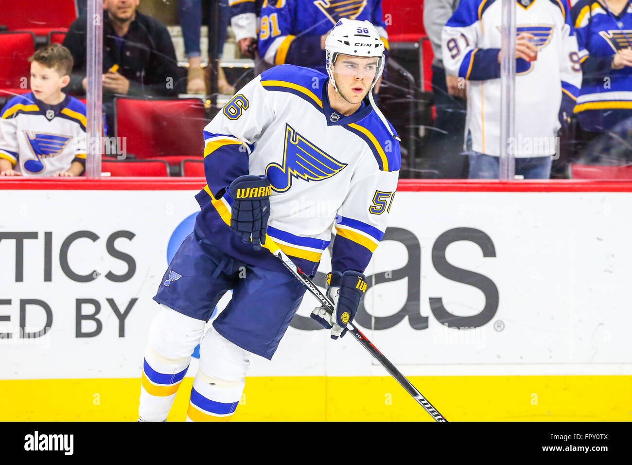 Louis Blues ala sinistra Magnus Paajarvi (56) durante il gioco NHL tra la St Louis Blues e Carolina Hurricanes al PNC Arena. Foto Stock