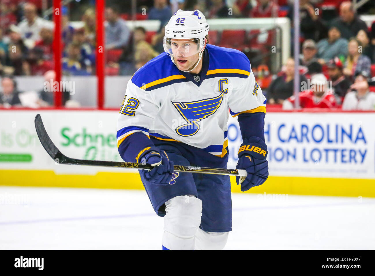 Louis Blues centre David Backes (42) durante il gioco NHL tra la St Louis Blues e Carolina Hurricanes al PNC Arena. Foto Stock