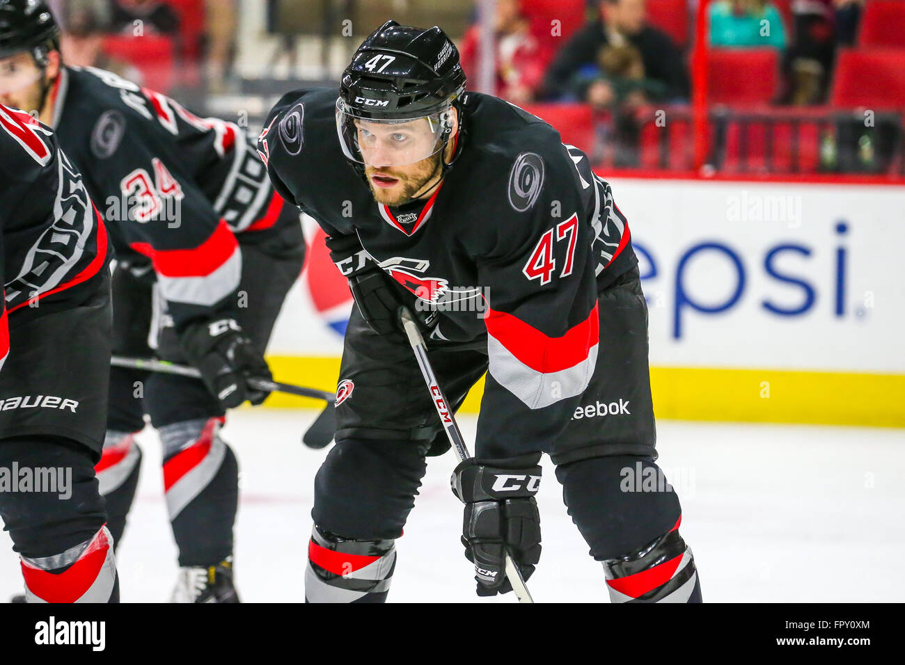 Carolina Hurricanes defenceman Michal Jordan (47) durante il gioco NHL tra la St Louis Blues e Carolina Hurricanes al PNC Arena. Foto Stock