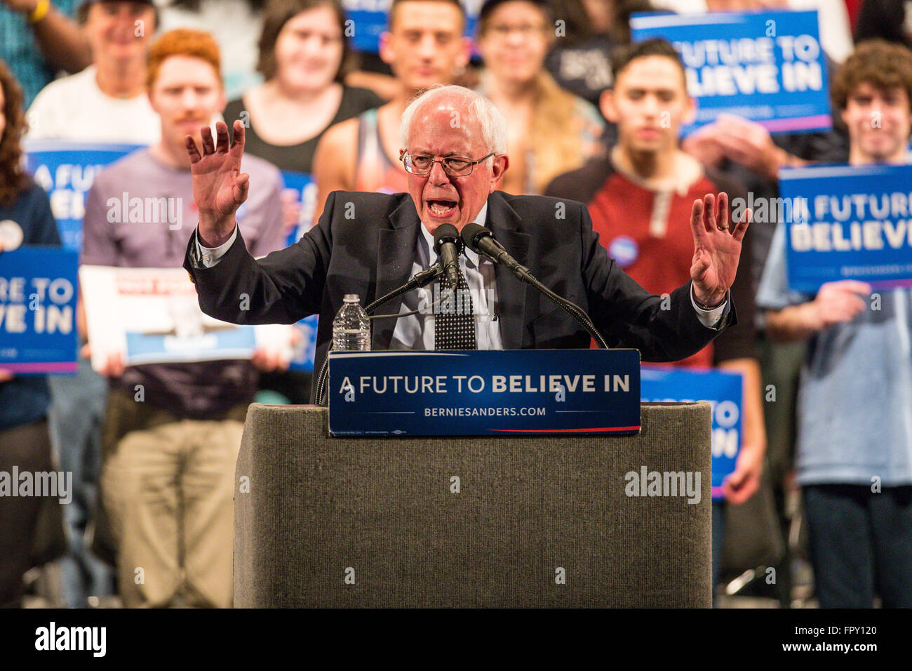 Il senatore BERNIE SANDERS campagne per il Presidente degli Stati Uniti a un arresto in Raleigh, North Carolina. Il rally in cui Sanders ha salutato i tifosi hanno avuto luogo presso la Duke Energy Center per le Arti dello Spettacolo in Raleigh, NC. Foto Stock