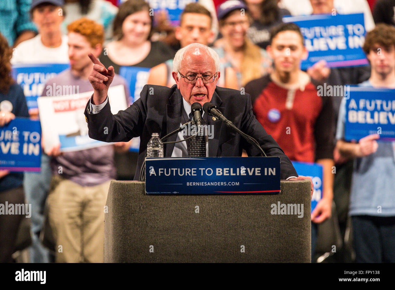 Il senatore BERNIE SANDERS campagne per il Presidente degli Stati Uniti a un arresto in Raleigh, North Carolina. Il rally in cui Sanders ha salutato i tifosi hanno avuto luogo presso la Duke Energy Center per le Arti dello Spettacolo in Raleigh, NC. Foto Stock