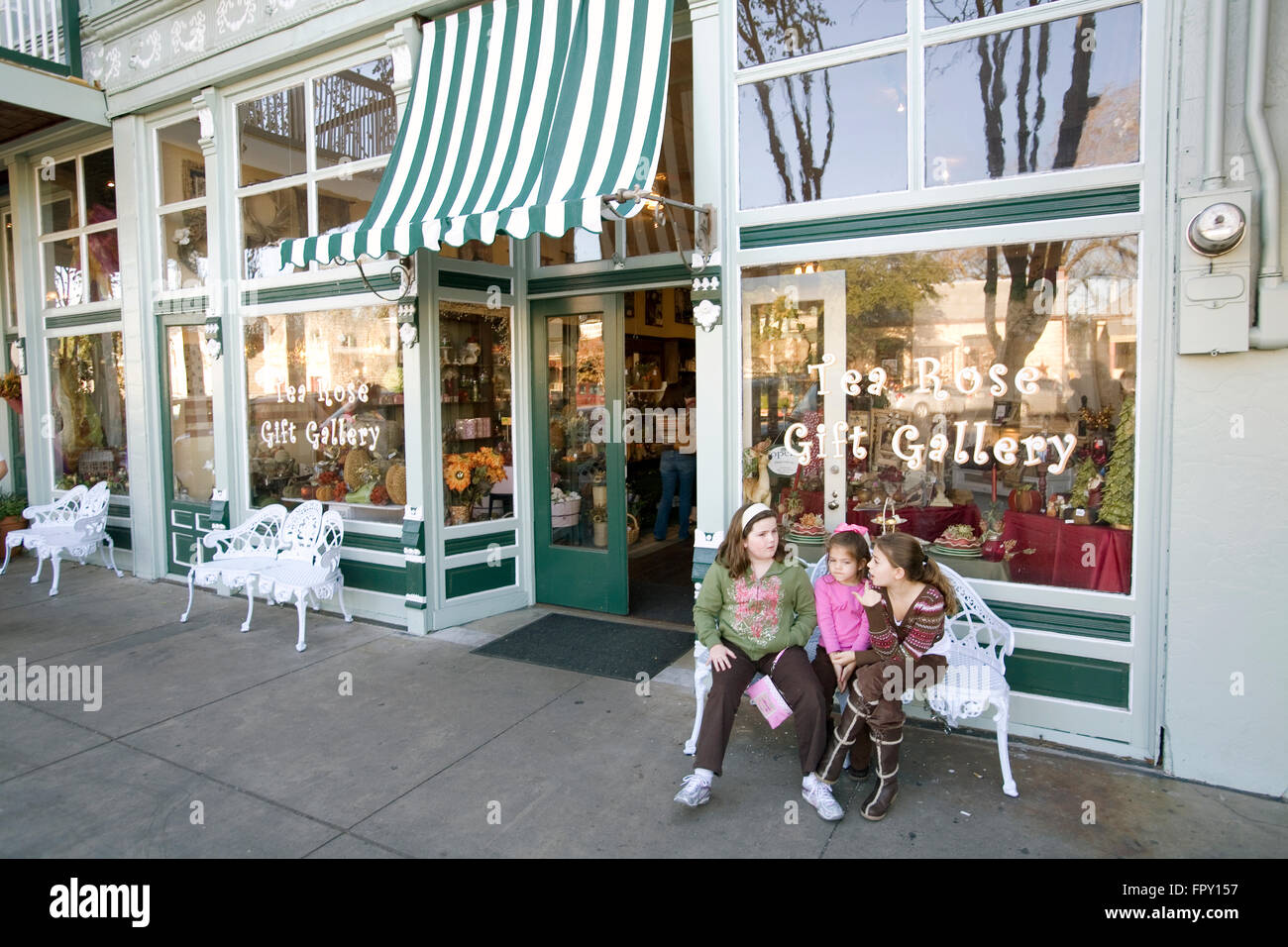 Il visitatore-friendly main drag di Fredericksburg (Austin Street) TX dispone di decine di negozi, gallerie e ristoranti. Foto Stock