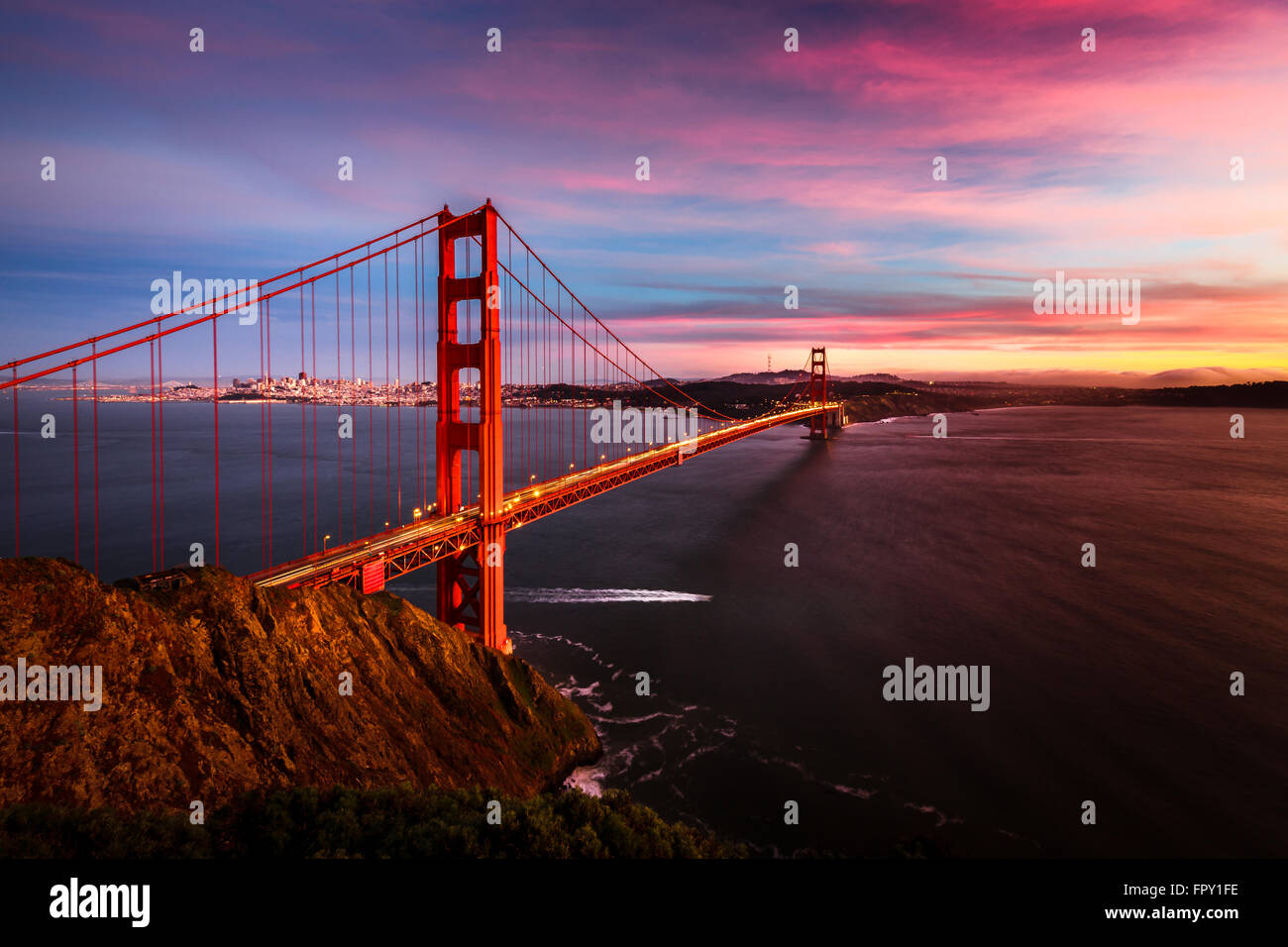 Tramonto colorato al Golden Gate Bridge di San Francisco, California, Stati Uniti d'America Foto Stock