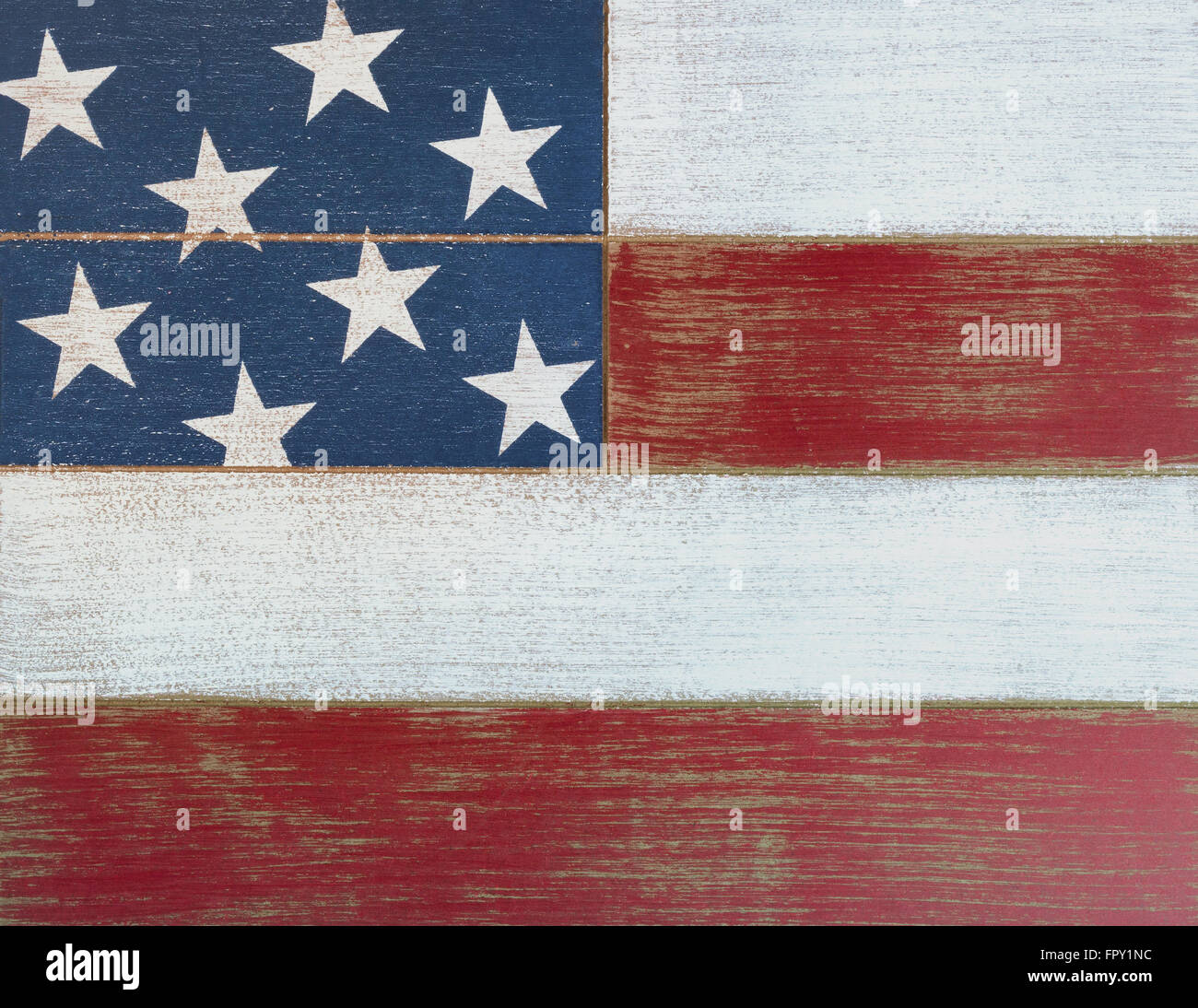 Vista parziale di sbiadita bandiera degli Stati Uniti colori rosso, bianco e blu su schede di invecchiamento. Concetto patriottico. Foto Stock