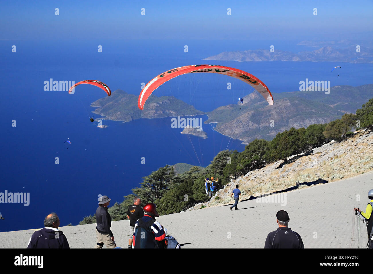 Parapendio parapendio al largo della montagna di Babadag per atterrare a Oludeniz vicino Fethiye Turchia Foto Stock