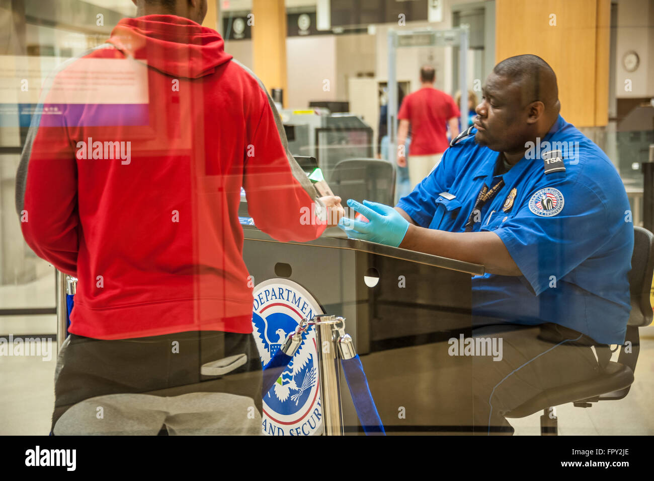 TSA agente verifica ID documenti alla Homeland Security checkpoint ad Atlanta International Airport di Atlanta, Georgia. (USA) Foto Stock