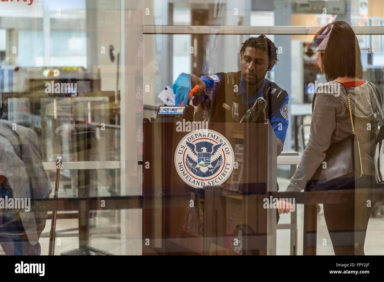 TSA agent verifica le credenziali di passeggeri all'Aeroporto Internazionale Hartsfield-Jackson di Atlanta. Foto Stock