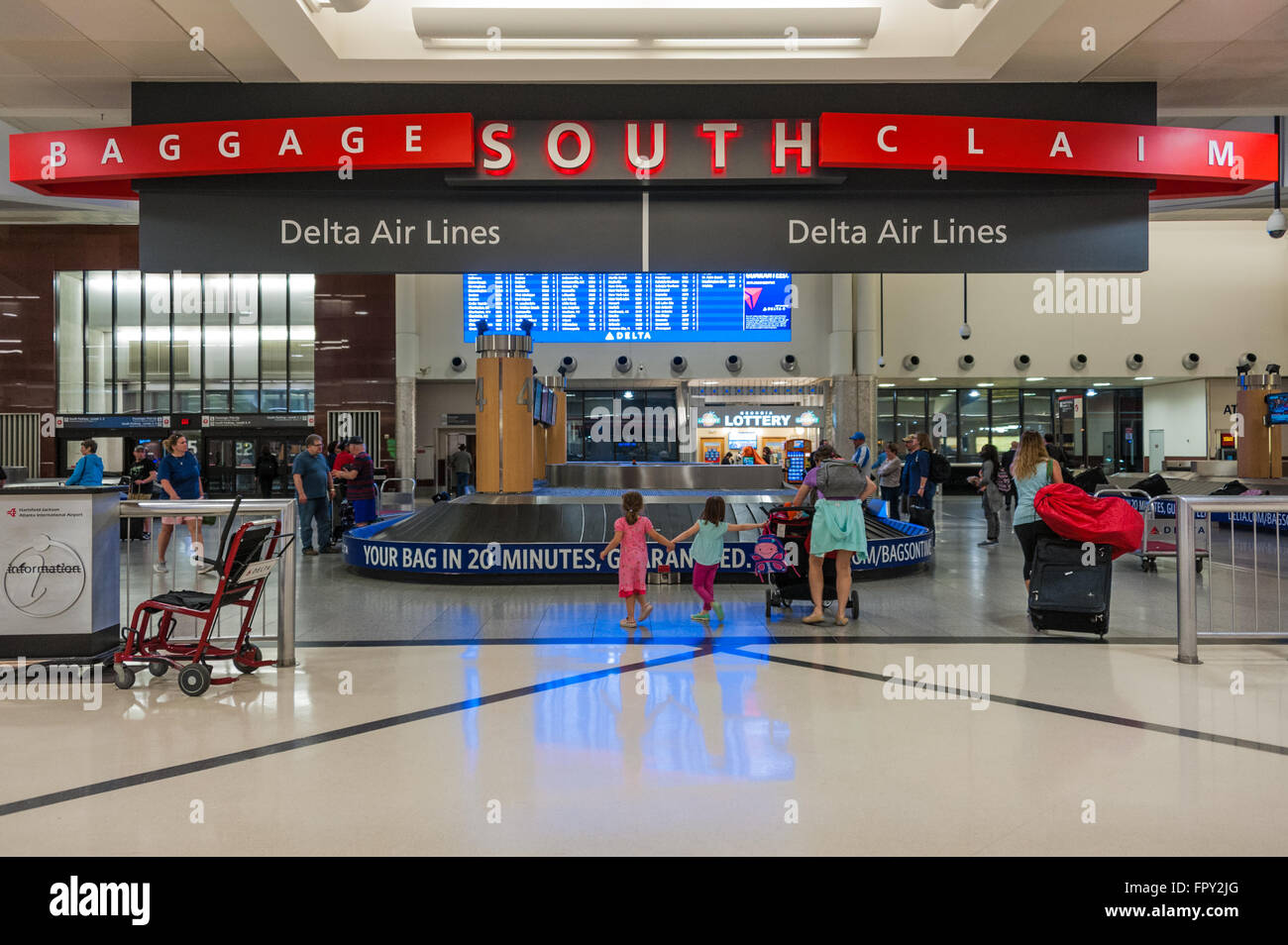 Delta Air Lines reclamo bagagli nel terminal sud di Atlanta International Airport di Atlanta, Georgia. Foto Stock