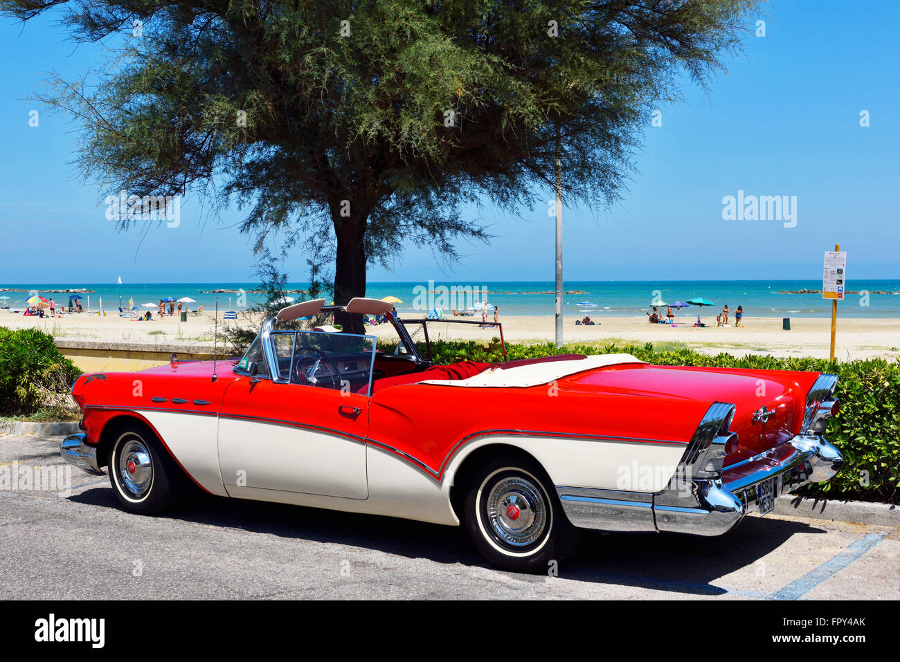 Siamo auto oldtimer, Buick, parcheggiato presso la passeggiata sulla spiaggia, Senigallia, Marche, Italia Foto Stock