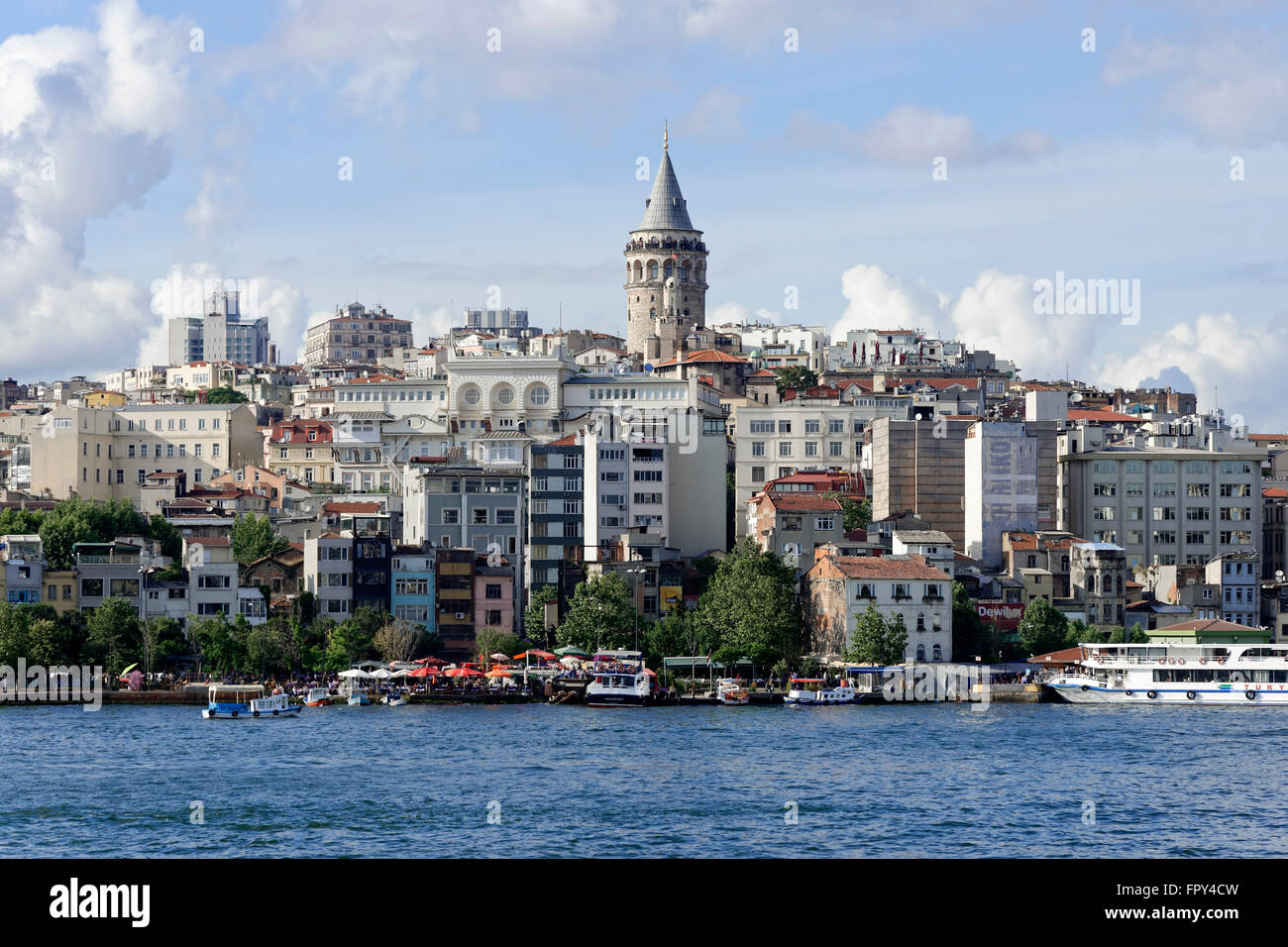 Golden Horn con Karaköy e Beyoğlu distretti, Torre Galata, Istanbul, parte europea, Turchia Foto Stock