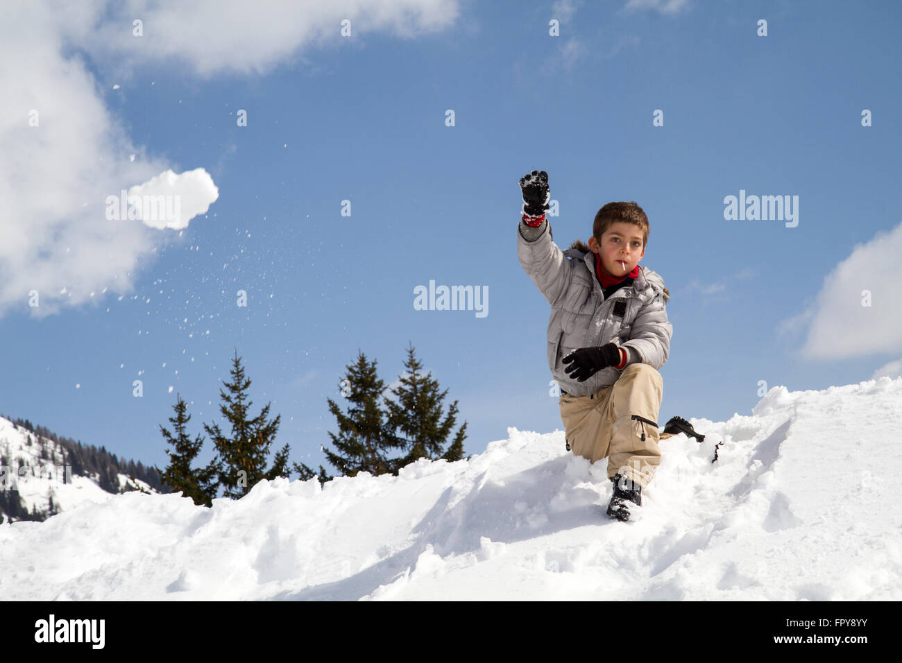 Bambino in snow hill saluto, cielo blu Foto Stock