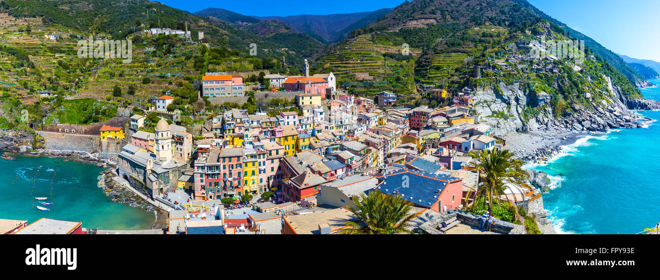 Vista panoramica del villaggio di Vernazza in Cinque Terre, Italia. Foto Stock