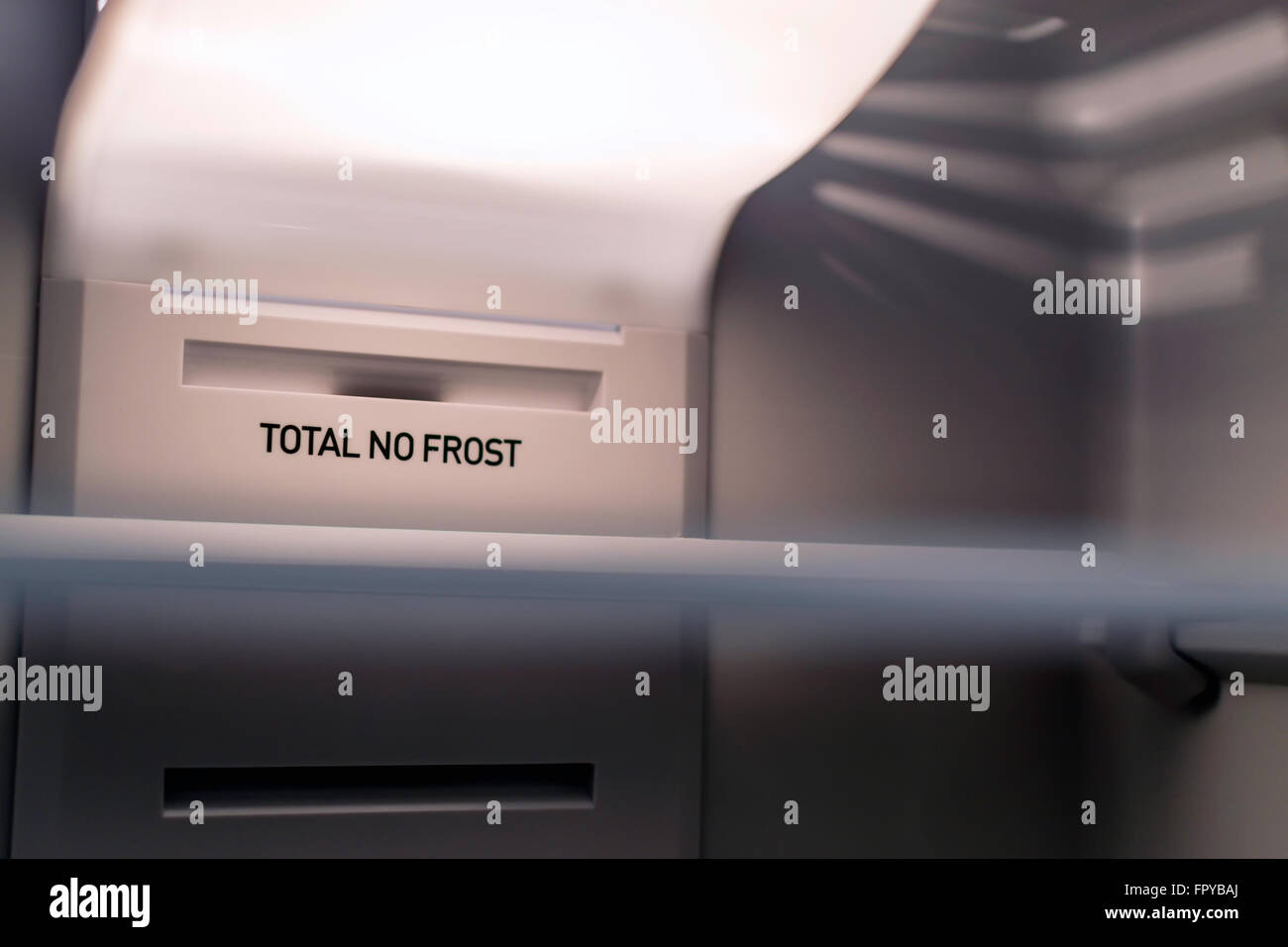 Frigo interno con totale no frost all'interno. Da vicino con gli scaffali vuoti e un frigorifero in luce. Foto Stock