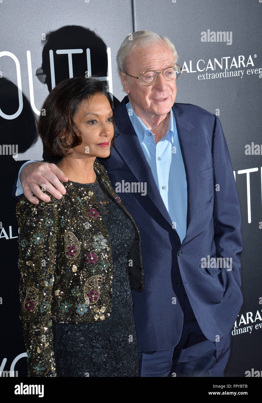 LOS ANGELES, CA - Novembre 17, 2015: Attore Michael Caine e mia moglie Shakira presso il Los Angeles premiere del suo film 'Gioventù' al Directors Guild of America. Foto Stock