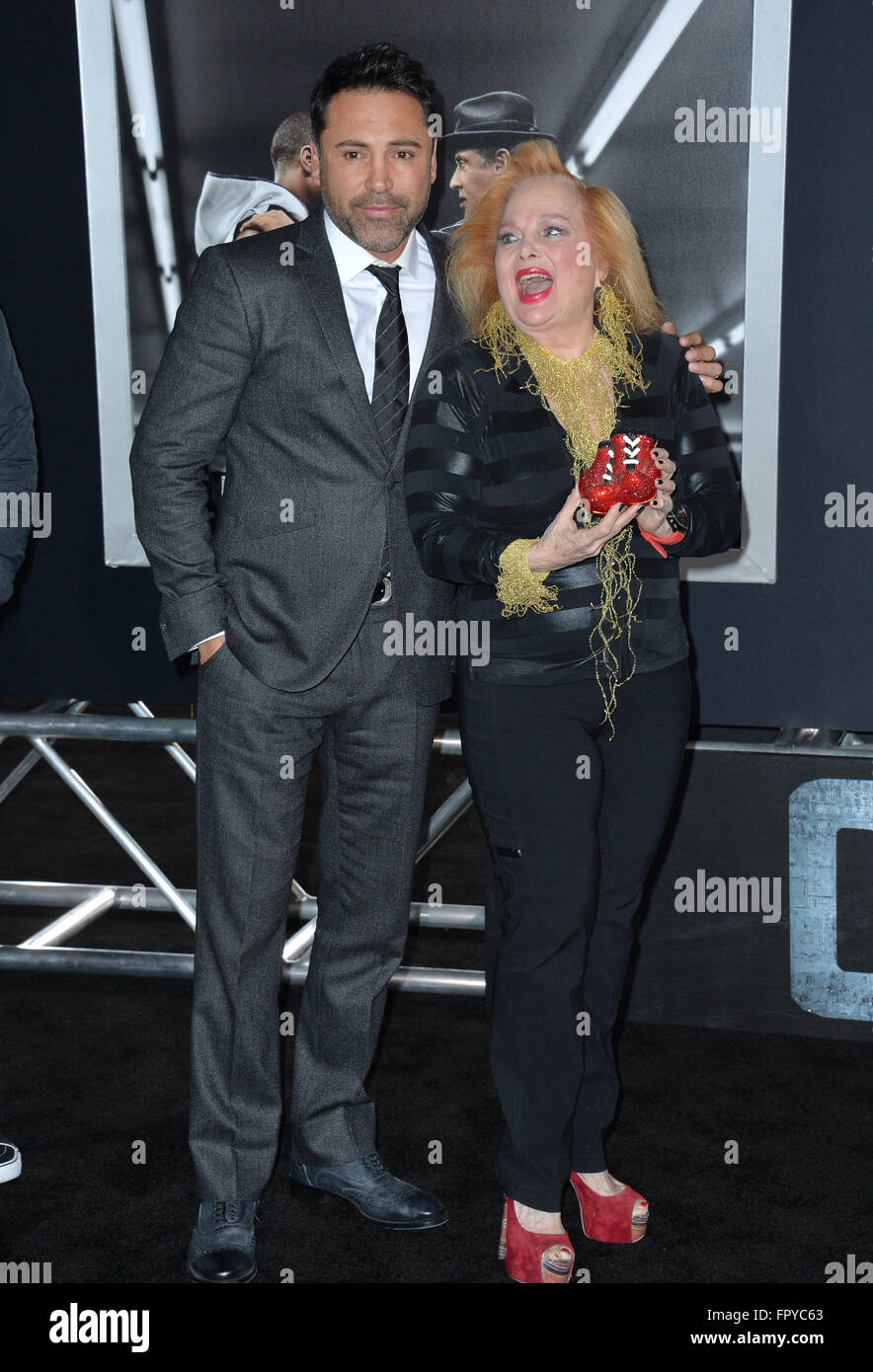 LOS ANGELES, CA - Novembre 19, 2015: pugile Oscar De La Hoya e cantautore Carol Connors presso il Los Angeles premiere mondiale del "credo" al Regency Village Theatre, Westwood. Foto Stock