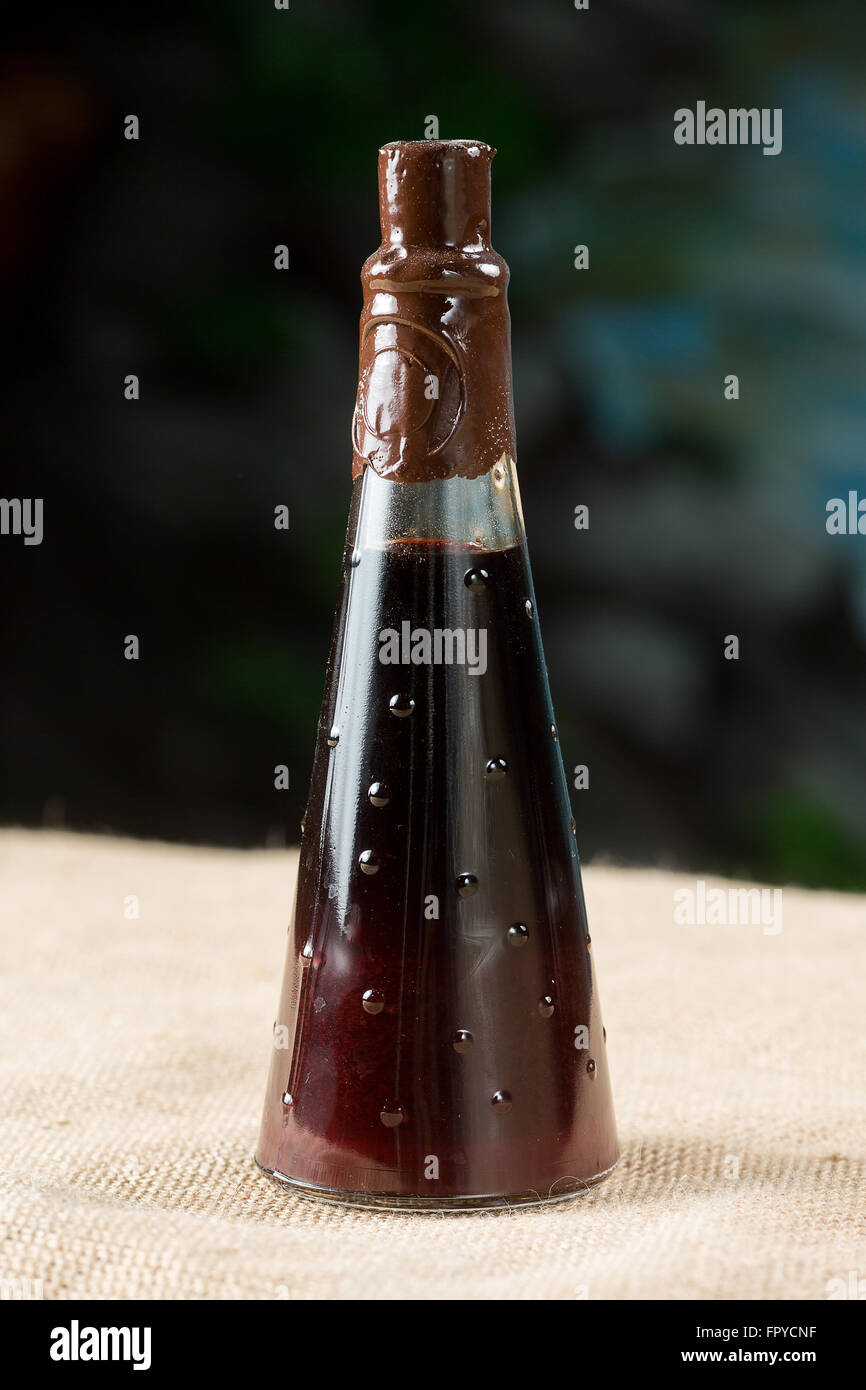 Bottiglia di liquido scuro sigillato con cera Foto Stock