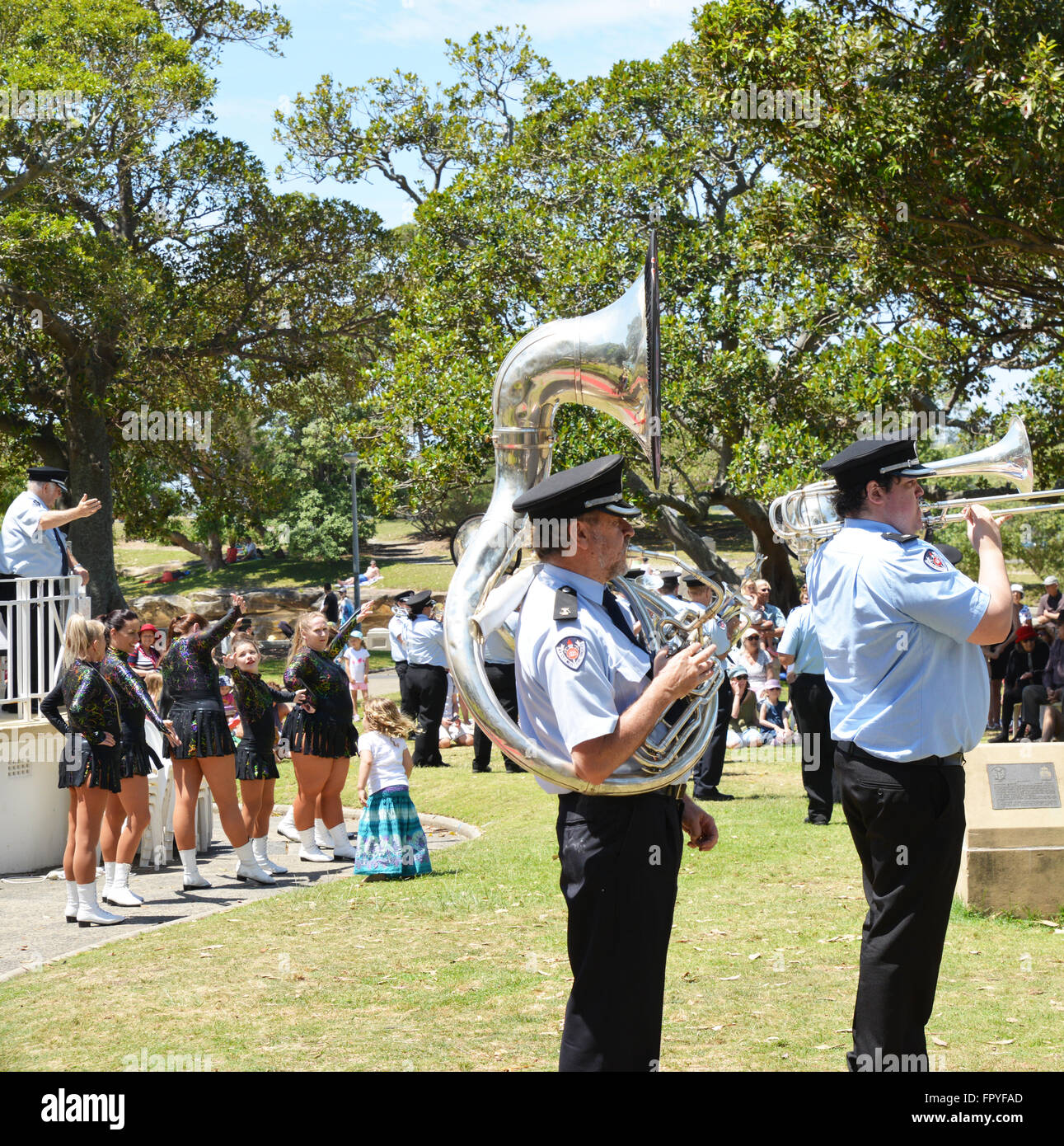 NSW Fire & Rescue Band sulla spiaggia di Sydney, Sydney Australia. Per coloro che godono di una giornata in spiaggia con la band suonare. Foto Stock