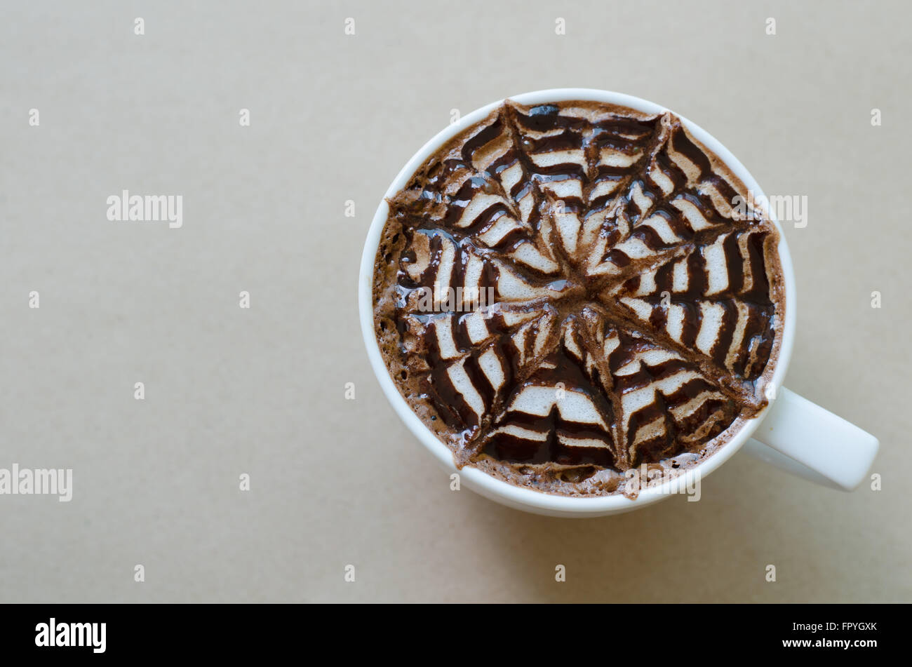 Una tazza di caffè con latte art su carta marrone sfondo Foto Stock