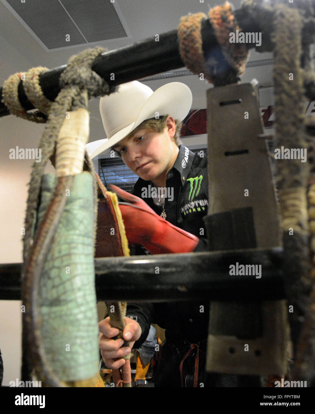 Albuquerque, NM, Stati Uniti d'America. Xix Mar, 2016. Derek Kolbaba ottiene il suo bull corda pronto per le notti cavalcata in seconda notte di Ty Murray Invitational. Sabato, Marzo 19, 2016. © Jim Thompson/Albuquerque ufficiale/ZUMA filo/Alamy Live News Foto Stock