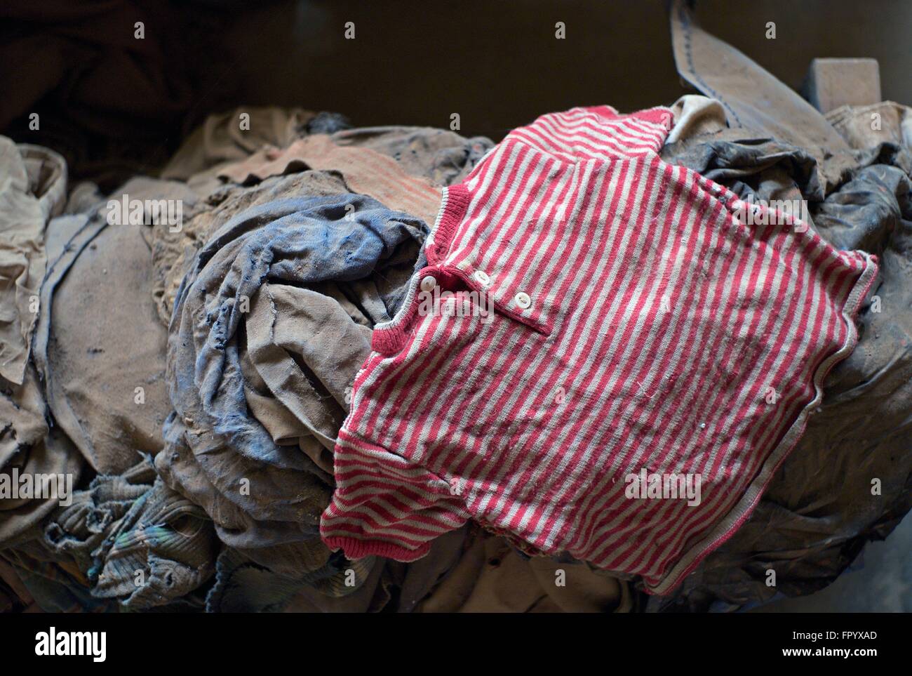 Nyamata, Bugesera, Ruanda. 3 febbraio, 2016. Abbigliamento dal genocidio  vittime sono visualizzate in Nyamata Genocide Memorial. Il memorial è  presso il sito della parrocchia di Nyamata chiesa cattolica, dove secondo  il Site