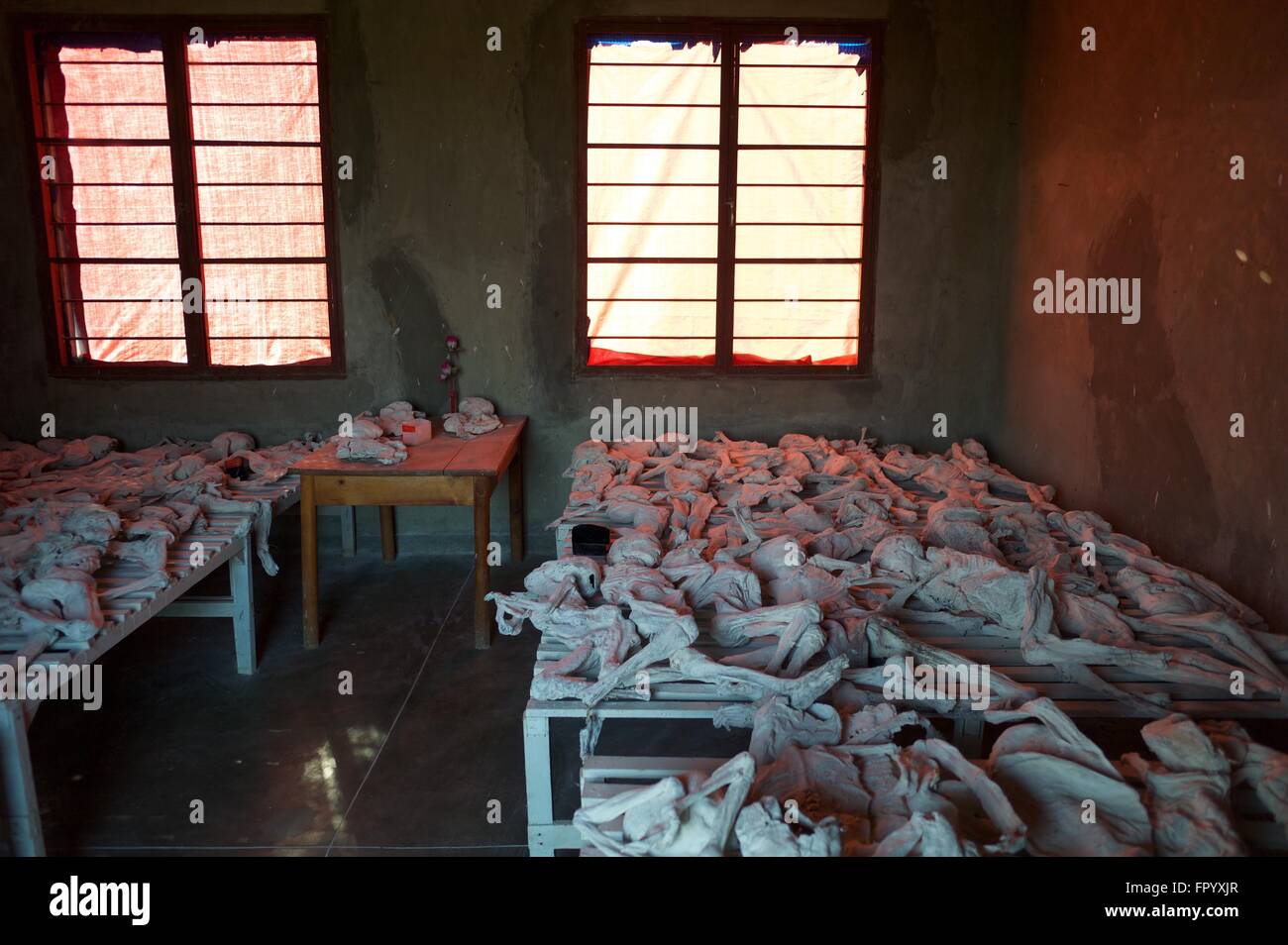 Murambi, Nyamagabe, Ruanda. 5 febbraio, 2016. Nel 1995, i resti di più di 18.000 uomini, donne e bambini sono stati riesumato da tombe di massa a Murambi Scuola Tecnica, ora noto come il genocidio Murambi Memorial Centre nel sud del Ruanda. Sebbene molti corpi decomposto completamente, il calore intenso formata nel box ha permesso ad alcuni di resti scheletrici di essere conservati. La maggior parte di questi corpi erano reburied in tombe comuni presso il Memorial Centre. Tuttavia, quasi un migliaio di cadaveri sono stati ulteriormente conservati in calce e collocati in edifici scolastici dove sono state uccise; questi sono i Foto Stock