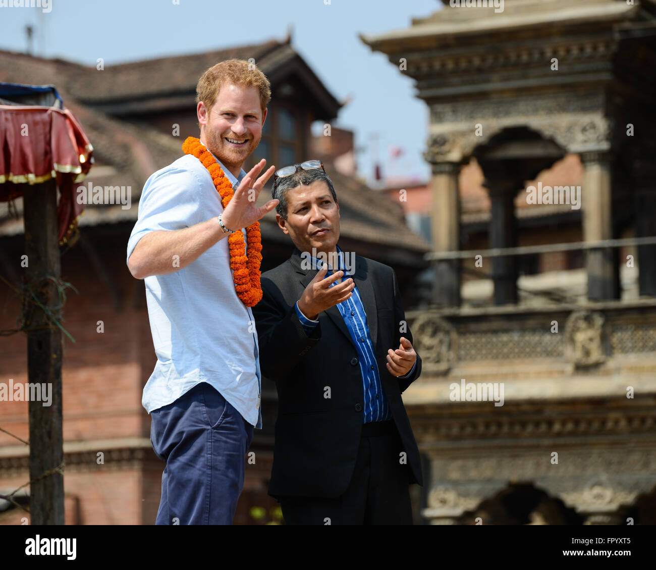 Patan, Nepal. Xx marzo, 2016. Il principe Harry le onde a la folla a Patan Dubar Square durante i suoi cinque giorni di visita ufficiale in Nepal. Credito: Dutourdumonde/Alamy Live News Foto Stock