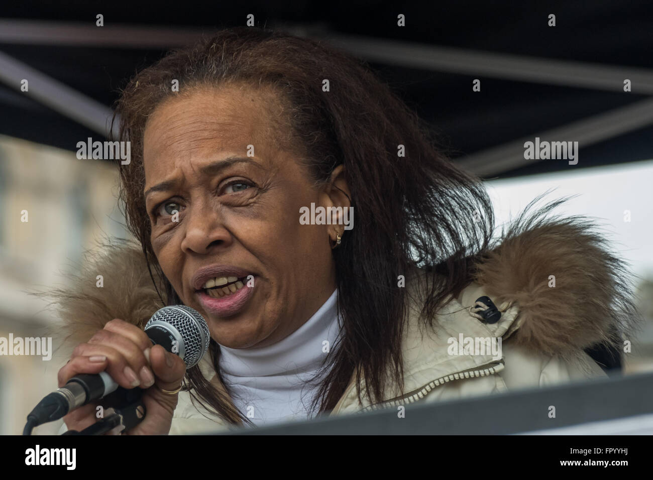 Londra, Regno Unito. Sabato 19 marzo 2016. Stephanie Lightfoot Bennett copresidente del Regno Gli amici e le famiglie il cui fratello gemello Leon Patterson è stato picchiato a morte in una cella della polizia a Manchester nel 1992 parla a Trafalgar Square 'rifugiati benvenuto qui' rally organizzato da Stand fino al razzismo contro il razzismo e l'islamofobia e l'antisemitismo e fascismo. Peter Marshall / Alamy Live News Foto Stock