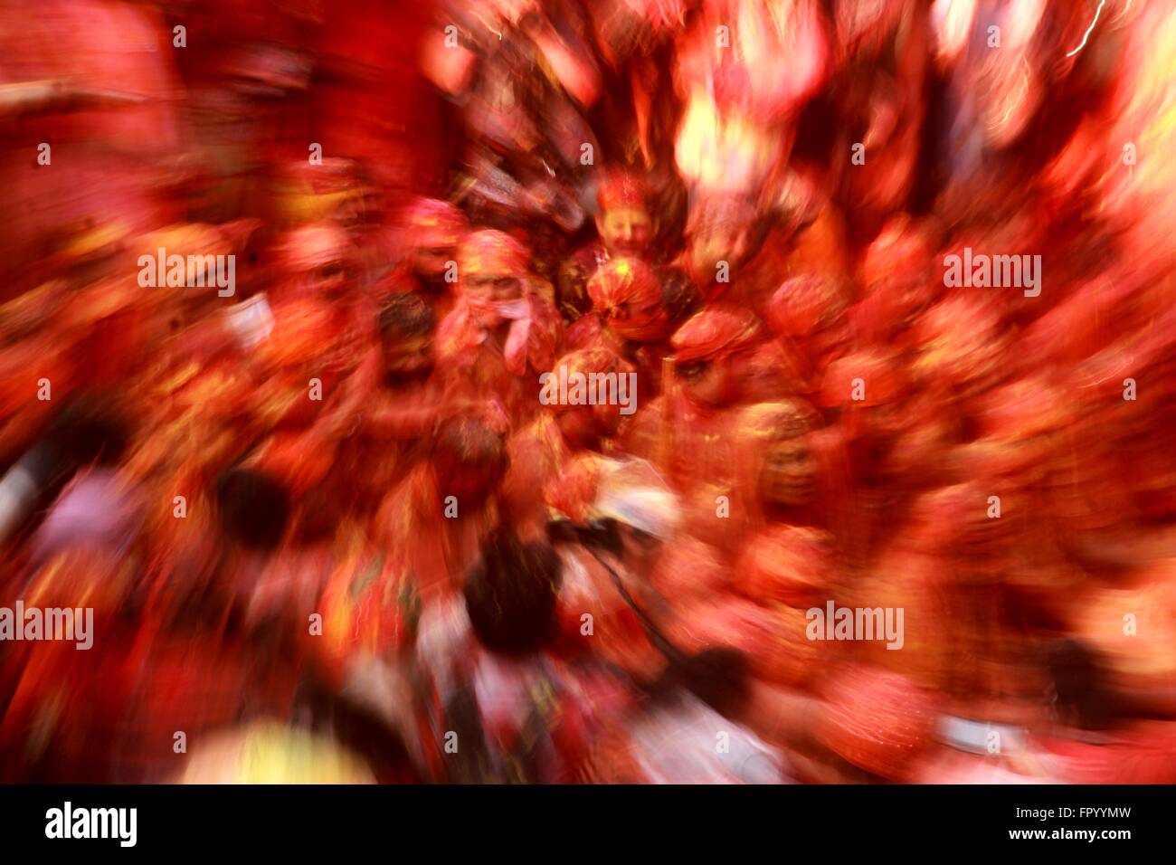Migliaia di indù gioco devoto Lathmar holi in Nandgaon, Mathura, India. Lathmar è una celebrazione locale del festival indù di holi. Essa avviene in giorni prima della reale Holi nelle vicine città di Barsana e vicino Nandgaon Mathura nello stato di Uttar Pradesh, dove migliaia di indù e i turisti si radunano ogni anno. (Foto di Shashi Sharma / Pacific Stampa) Foto Stock