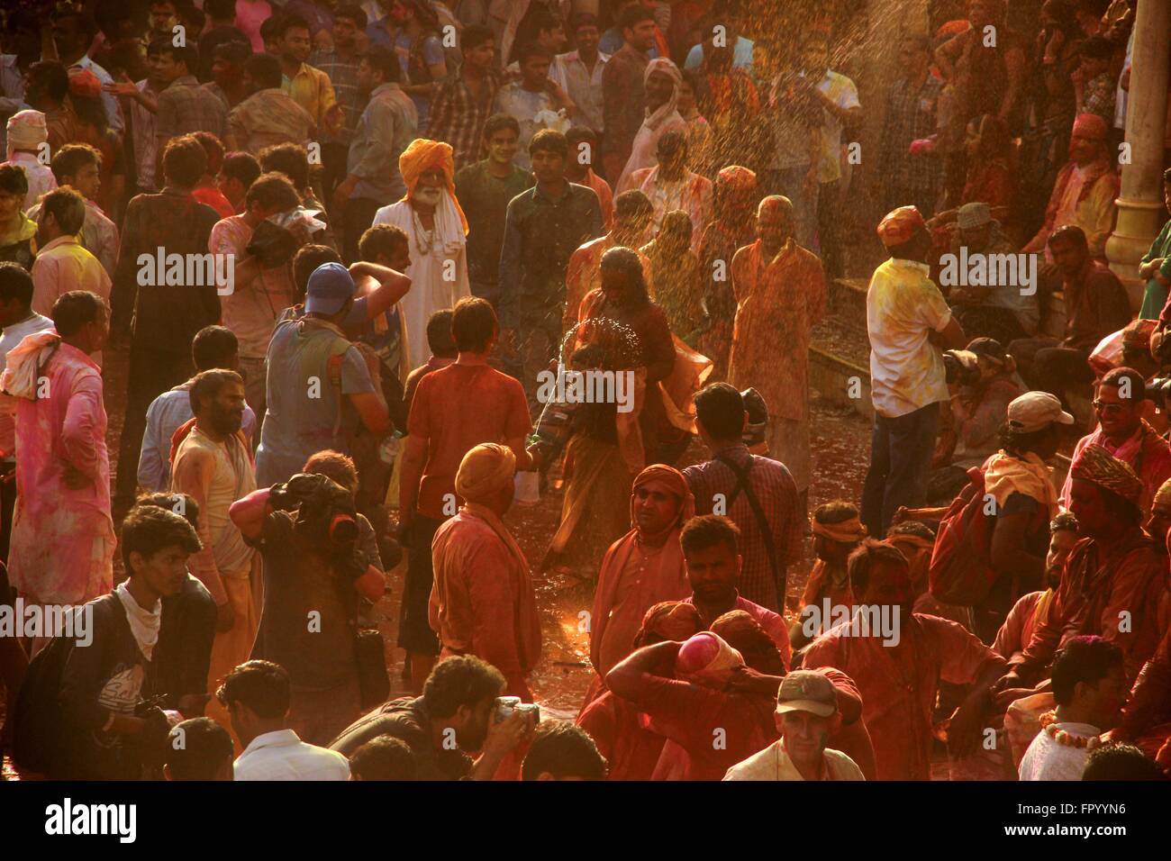 Migliaia di indù gioco devoto Lathmar holi in Nandgaon, Mathura, India. Lathmar è una celebrazione locale del festival indù di holi. Essa avviene in giorni prima della reale Holi nelle vicine città di Barsana e vicino Nandgaon Mathura nello stato di Uttar Pradesh, dove migliaia di indù e i turisti si radunano ogni anno. (Foto di Shashi Sharma / Pacific Stampa) Foto Stock