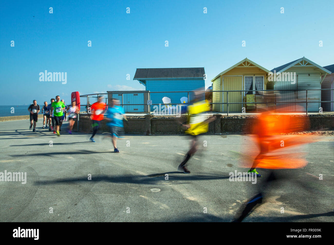 Fleetwood lungomare corsa; corridori sfocati in movimento sulla spianata costiera. Velocità di esecuzione di 10k Charity. I corridori si sono riuniti sul lungomare per una corsa di beneficenza organizzata dal Rotary Club di Fleetwood, Lancashire, Regno Unito Foto Stock