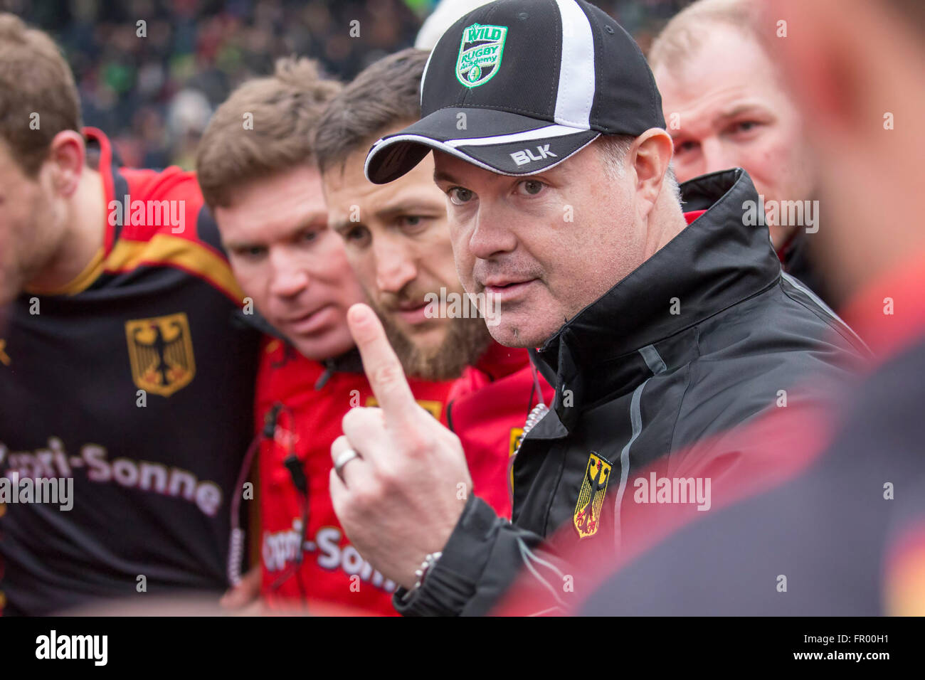 Colonia, Germania. Xix Mar, 2016. Germania allenatore Kobus Potgieter parla al suo team dopo il rugby amichevole tra la Germania e la Spagna a Colonia, Germania, 19 marzo 2016. Foto: JUERGEN KESSLER/dpa - nessun filo SERVICE -/dpa/Alamy Live News Foto Stock