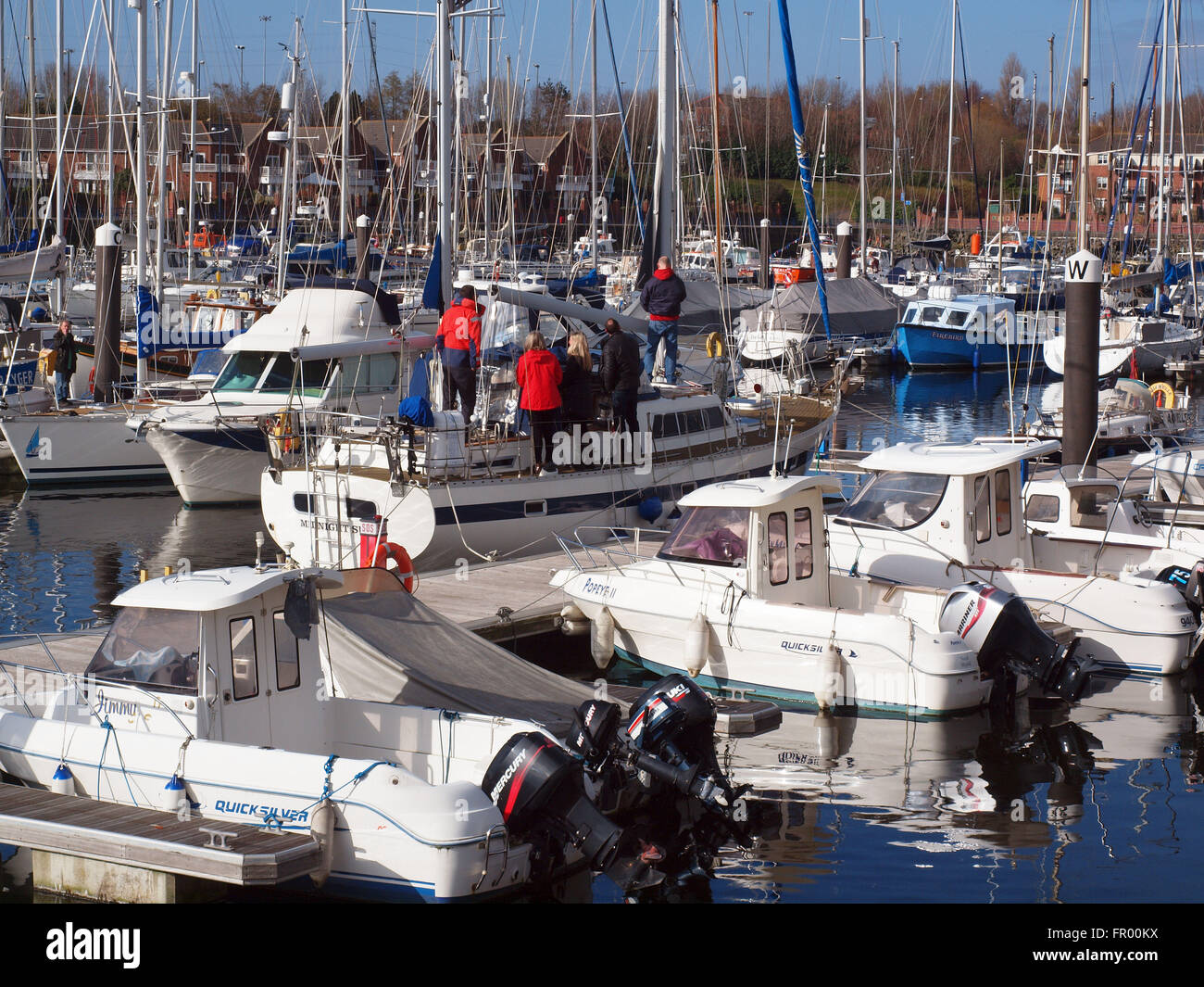 Newcastle Upon Tyne, il 20 marzo 2016, Uk Meteo. La gente che lavora e rendendo peparations sul loro yacht al Royal Quays Marina sulle rive del fiume Tyne su una gloriosa giornata di sole. Credito: James Walsh Alamy/Live News Foto Stock