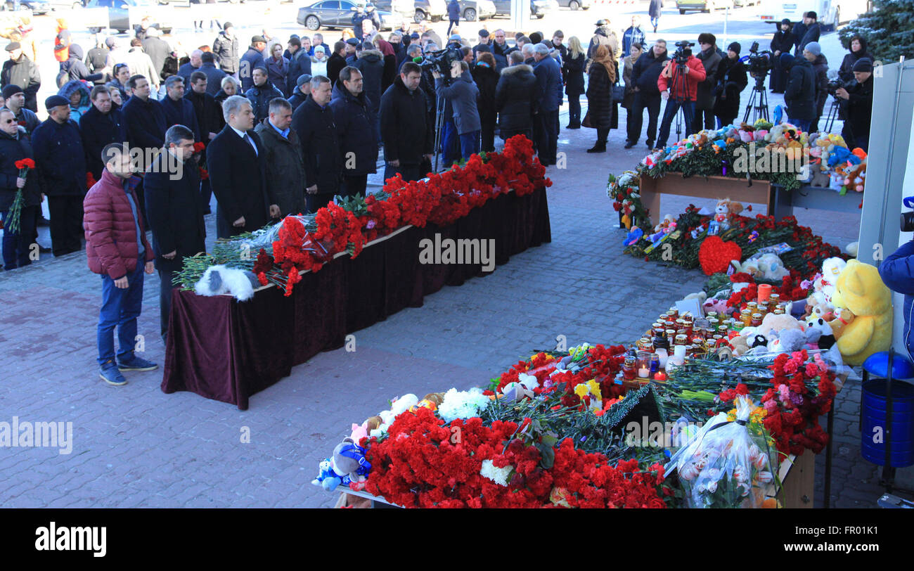 (160320) -- Rostov-on-Don, Marzo 20, 2016 (Xinhua) -- Le persone che frequentano un memoriale di servizio al pagamento di cordoglio per le vittime del crash aereo all'aeroporto di Rostov sul Don, in Russia, il 20 marzo 2016. Un Boeing 737-800 aereo passeggeri sulla rotta da Dubai, Emirati Arabi Uniti, a Rostov-on-Don in Russia sudoccidentale della regione di Rostov, si è schiantato il sabato presso il city airport, uccidendo tutti 62 persone a bordo, detto il comitato investigativo della Russia. (Xinhua/Denis Demkov) Foto Stock