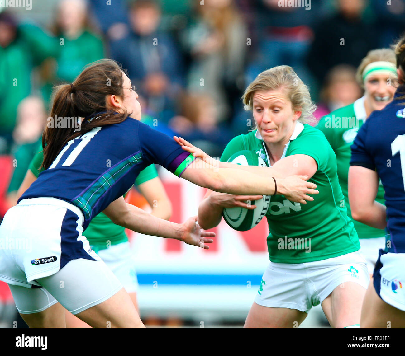 Donnybrook, Dublino, Irlanda. 20 Mar, 2016. Womens RBS Sei Nazioni campionati. L'Irlanda contro Scozia. Claire Molloy (Irlanda) tenta di consegnare un affrontare da Rhona Lloyd (Scozia). Credito: Azione Sport Plus/Alamy Live News Foto Stock