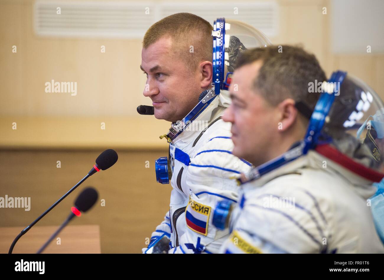 Baikonur in Kazakhstan. Xix Mar, 2016. Il russo Soyuz Commander Alexey Ovchinin parla con la famiglia dopo il suo russo Sokol tuta controllato della pressione nella preparazione per il lancio a bordo della Soyuz TMA-20M navetta spaziale in Cosmodromo di Baikonur Marzo 18, 2016 in Kazakistan. Ovchinin si uniranno i compagni di spedizione 47 membri di equipaggio cosmonauta Oleg Skripochka e astronauta americano Jeff Williams alla Stazione spaziale internazionale. Foto Stock