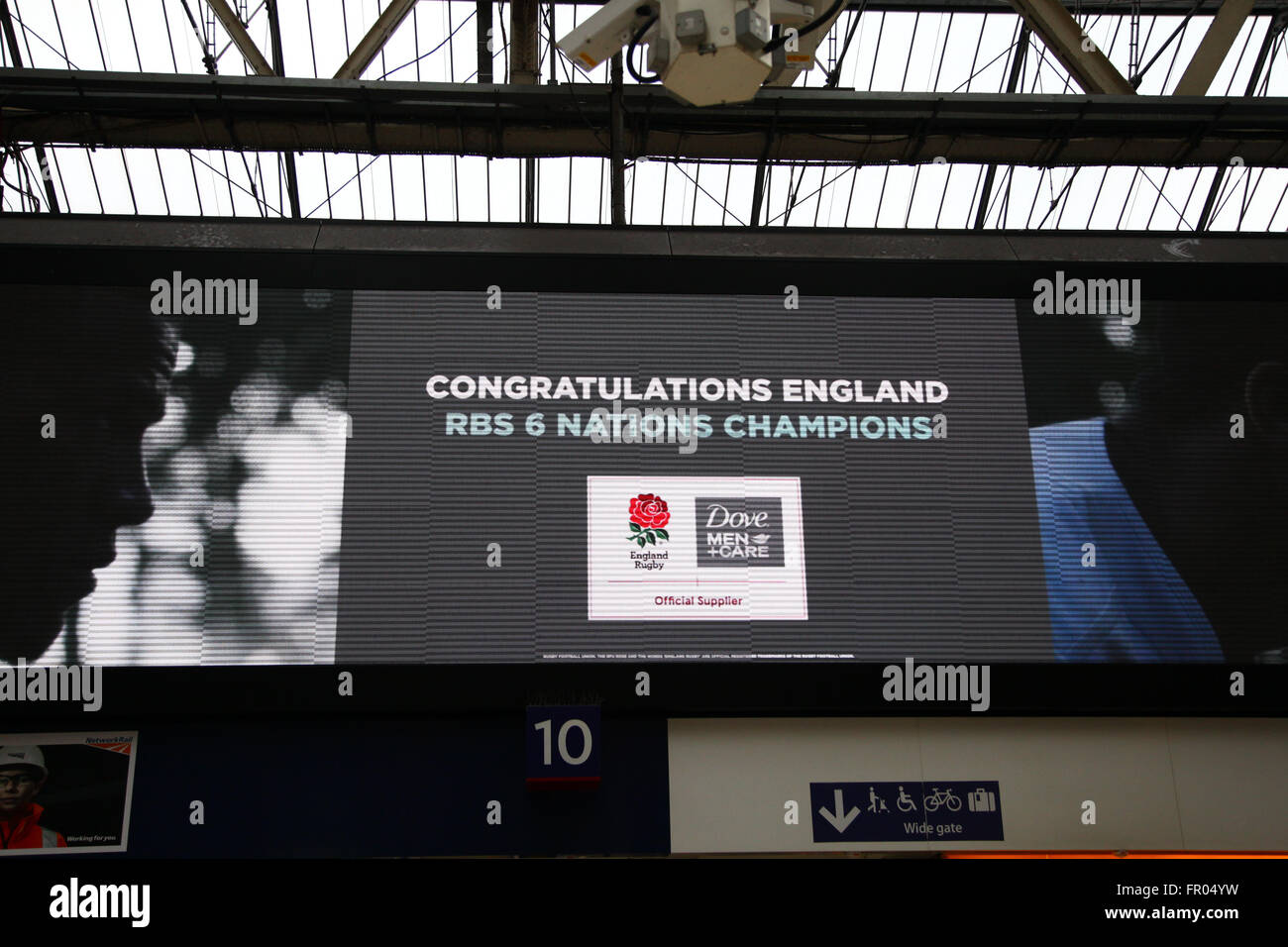 Londra, Regno Unito 20 marzo 2016 - Un saluto per l'Inghilterra di Rugby sulla loro Sei Nazioni grand slam trionfo presso la stazione di Waterloo. Foto Stock