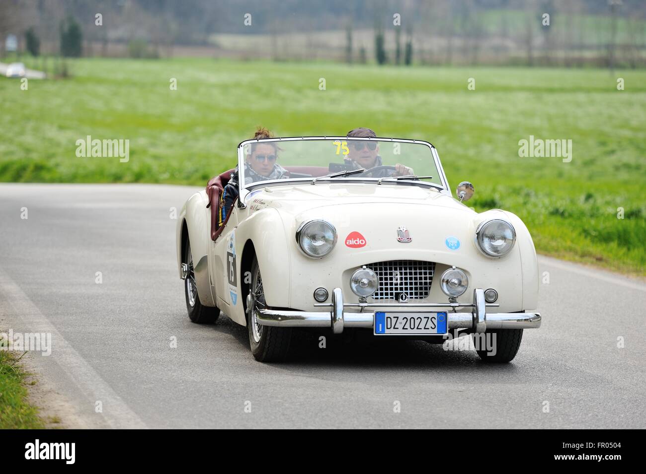 A Lonato, Italia. Xix marzo, 2016. Una crema 1955 Triumph TR2 partecipa al Trofeo Foresti. Roberto Cerruti/Alamy Live News Foto Stock