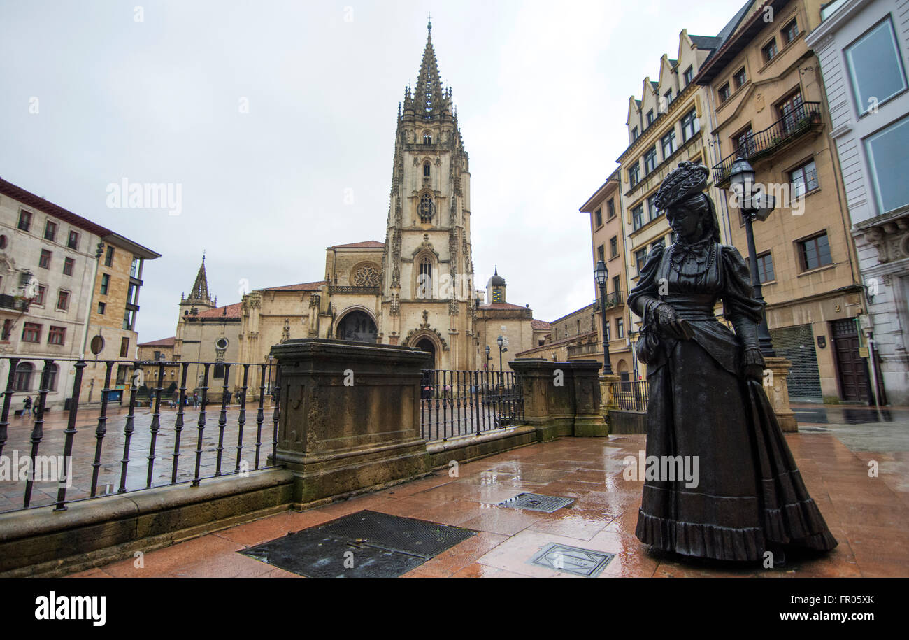 Oviedo, Spagna. Xx marzo, 2016. Statua di 'La Regenta', un carattere di 'La Regenta' di Spanish writter Leopoldo Alas Clarin, con la Cattedrale di Oviedo dietro durante la celebrazione della Domenica delle Palme, che commemora Gesù" trionfale ingresso a Gerusalemme, il 20 marzo 2016 a Oviedo, Spagna. Credito: David Gato/Alamy Live News Foto Stock