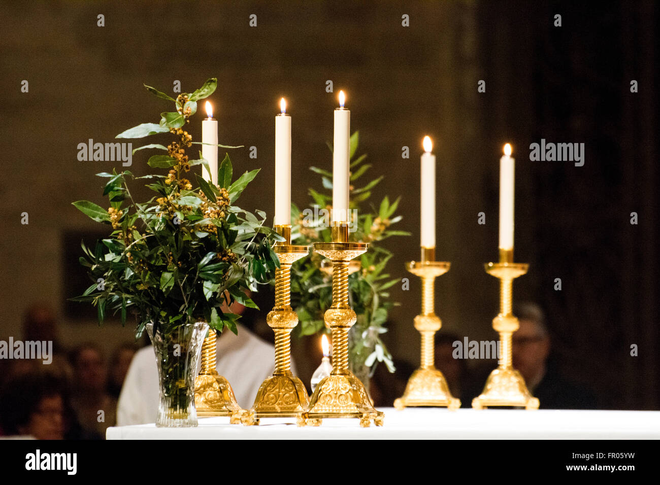 Oviedo, Spagna. Xx marzo, 2016. Le candele e i mazzi di fiori di alloro, durante la Messa nella Cattedrale di Oviedo a Domenica delle Palme, che commemora Gesù" trionfale ingresso a Gerusalemme, il 20 marzo 2016 a Oviedo, Spagna. Credito: David Gato/Alamy Live News Foto Stock