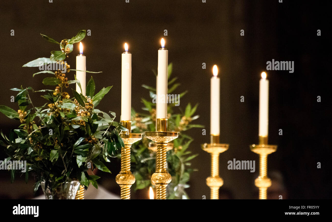 Oviedo, Spagna. Xx marzo, 2016. Le candele e i mazzi di fiori di alloro, durante la Messa nella Cattedrale di Oviedo a Domenica delle Palme, che commemora Gesù" trionfale ingresso a Gerusalemme, il 20 marzo 2016 a Oviedo, Spagna. Credito: David Gato/Alamy Live News Foto Stock