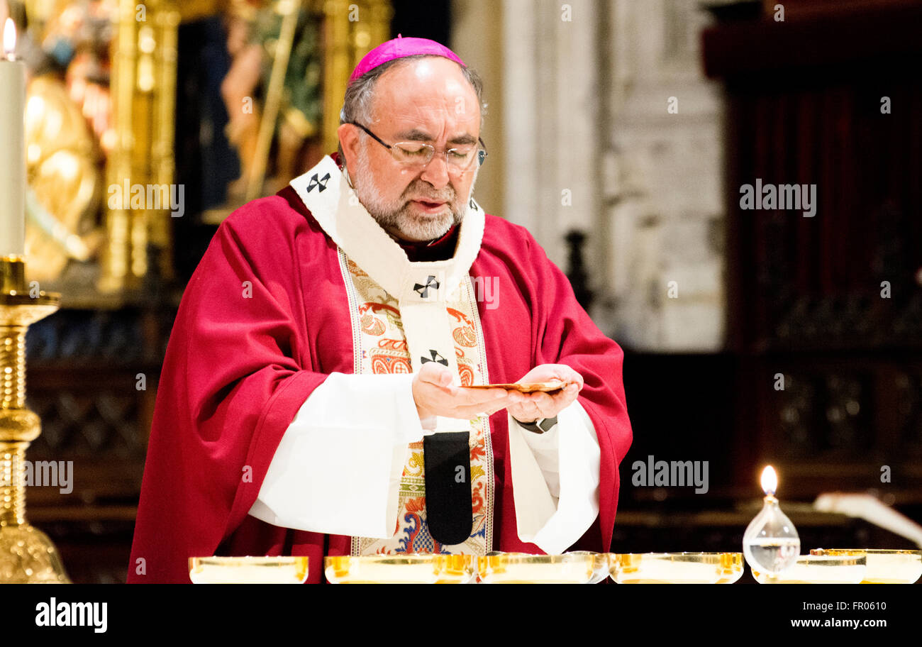 Oviedo, Spagna. Xx marzo, 2016. Gesù Sanz, Arcivescovo di Oviedo, benedice il pane sacramentale durante la Messa nella Cattedrale di Oviedo a Domenica delle Palme, che commemora Gesù" trionfale ingresso a Gerusalemme, il 20 marzo 2016 a Oviedo, Spagna. Credito: David Gato/Alamy Live News Foto Stock