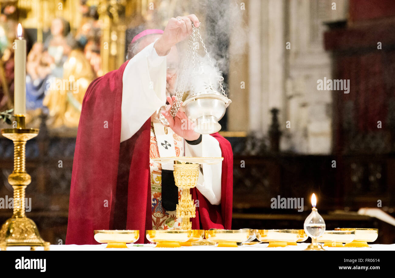 Oviedo, Spagna. Xx marzo, 2016. Gesù Sanz, Arcivescovo di Oviedo, con una erogazione botafumeiro nuvole di incenso durante la Messa nella Cattedrale di Oviedo a Domenica delle Palme, che commemora Gesù" trionfale ingresso a Gerusalemme, il 20 marzo 2016 a Oviedo, Spagna. Credito: David Gato/Alamy Live News Foto Stock